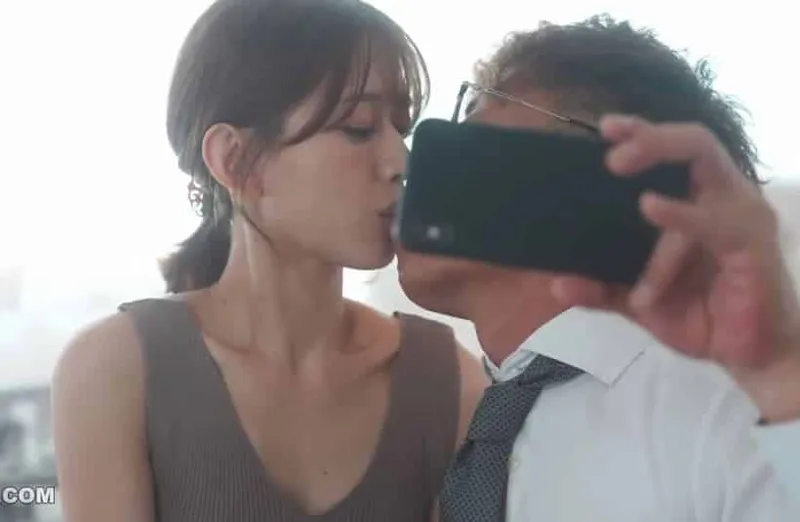 Thấy bà xã hơi lạ, anh xã xem điện thoại người vợ và thấy cảnh xoạc với sếp của mình